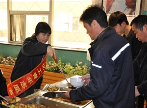 神华宁煤集团煤化工分公司公管处组织开展“今天我当服务员”青年志愿服务主题活动