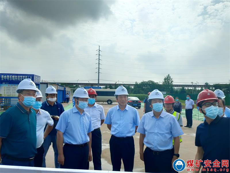 覃卫国到建安公司华孚纺纱产业园项目督导调研重点项目建设工作