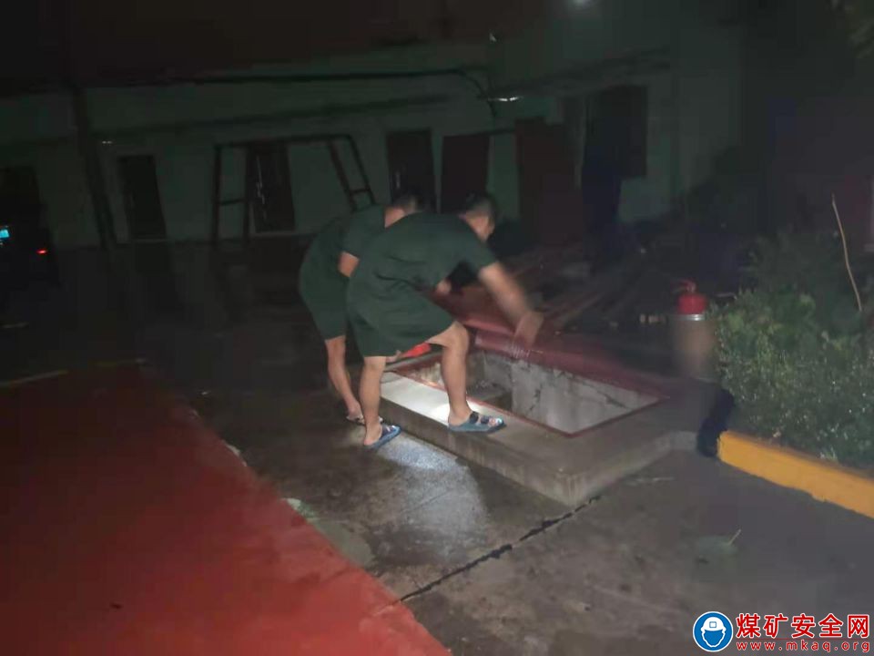 “雨季三防”蒲白救护消防大队在行动