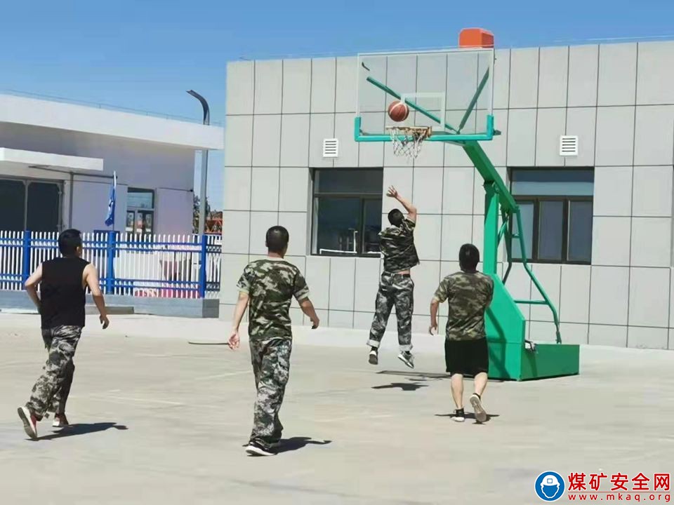 篮球比赛团结指战员合作力量