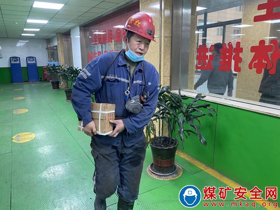 “邓书记”千米井下送配件