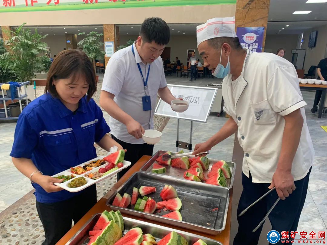 “爱心”西瓜让就餐的职工笑声不断；“爱心”风扇送清凉