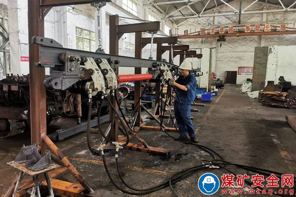 华荣能源嘉华公司：首套矿用液压自移式可伸缩拖缆装置试验成功