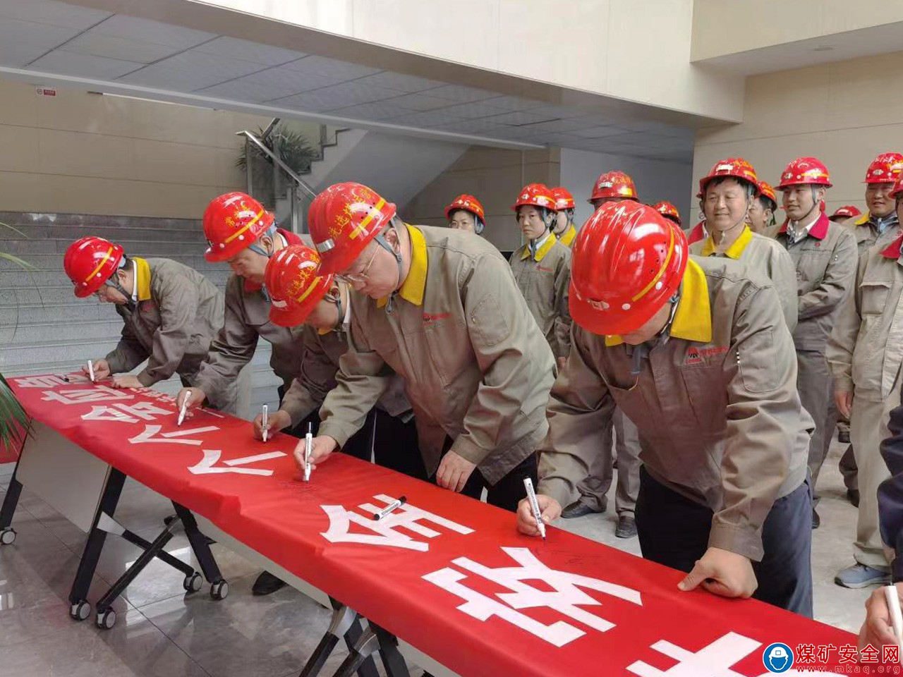 柠条塔矿业公司洗选煤运营中心：“双过半”交出圆满成绩单