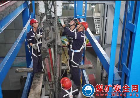 河南能源焦煤集团九里山矿组织干部职工更换副井绞车钢丝绳