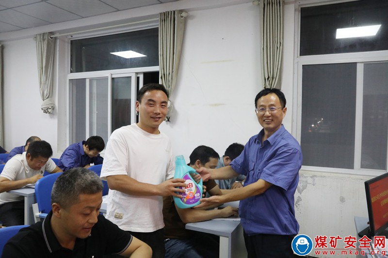 招贤矿业：党的二十届三中全会精神及集团公司上半年经营分析会议精神宣讲到班前