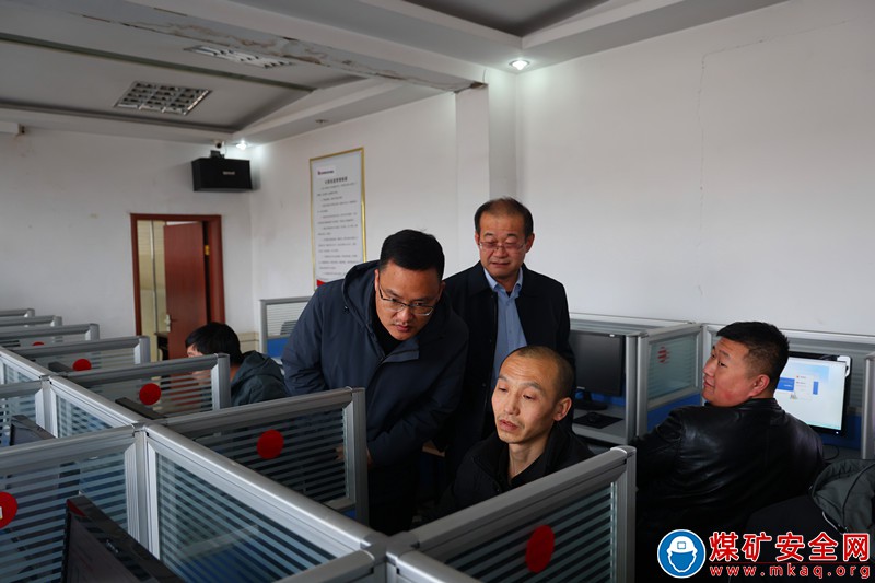     山西焦煤霍州煤电辛置矿举办电钳工理论知识技术比武活动